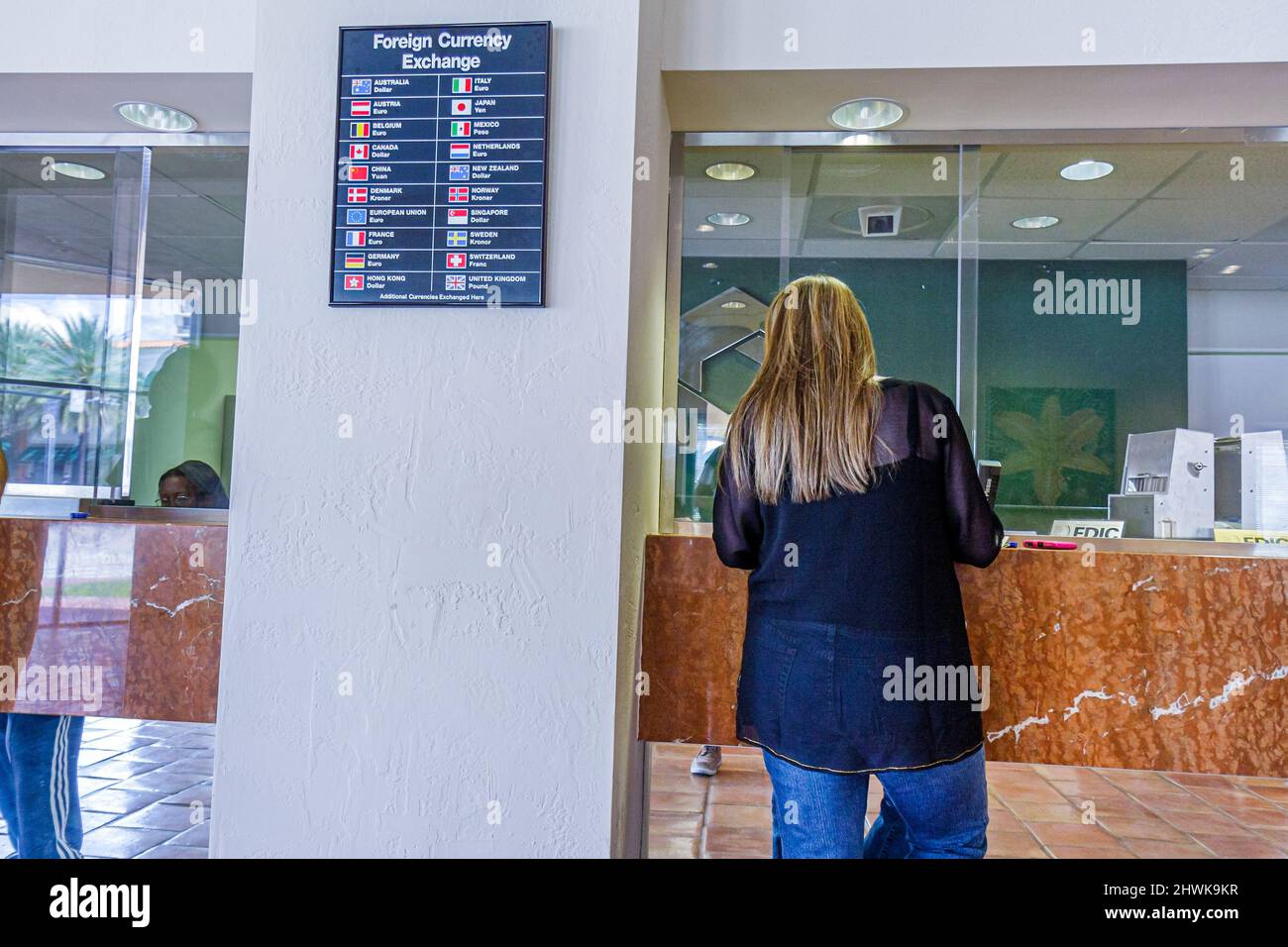 Miami Beach Florida, Bank Bank Bank Frau weibliche Geldbörse Fenster, Geldwechsel in Fremdwährung Kunden im Inneren Stockfoto