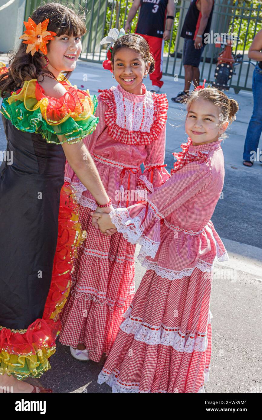 Miami Florida, Little Havana, Calle Ocho, Parade zum drei-Könige-Tag 3, Hispanic-Festival, traditionelle Folklore-Tänzer-Kostüme, Mädchen in Nationaltradition Stockfoto