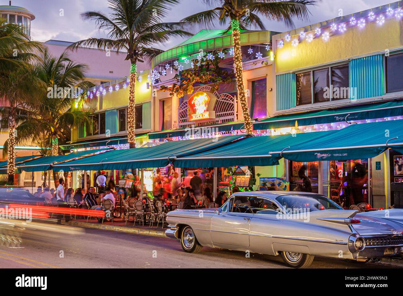 Miami Beach, Florida, Ocean Drive, Mango's Tropical Cafe, Restaurants im Freien, Abendessen, Nachtleben, Oldtimer 1959 Cadillac DeVille Stockfoto