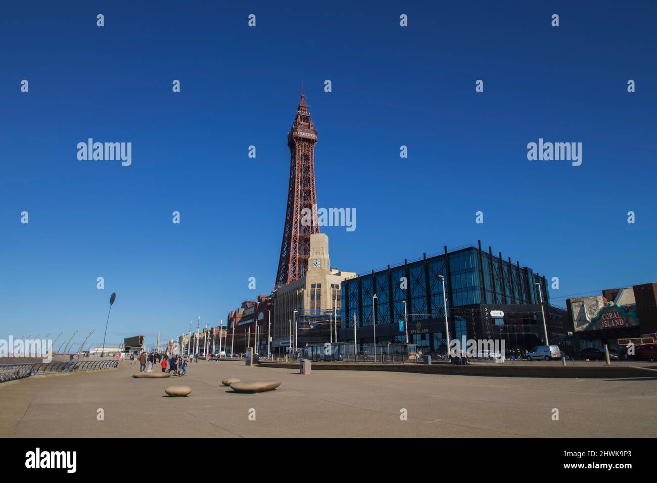 Der legendäre Blackpool Tower an der Strandpromenade in Lancashire, Großbritannien Stockfoto