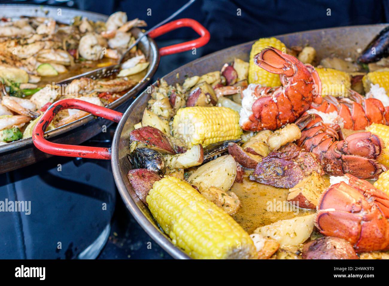 Everglades City Florida, Meeresfrüchte-Festival Essen, Verkäufer Stand Hummermais auf Kob Potatos Kochpfanne Stockfoto