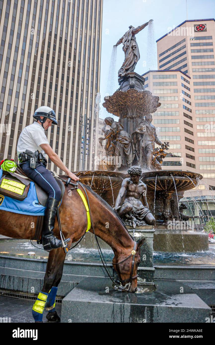 Cincinnati Ohio, Fountain Square, Polizist Polizei Pferd Trinkwasser Patrouille montiert Stockfoto