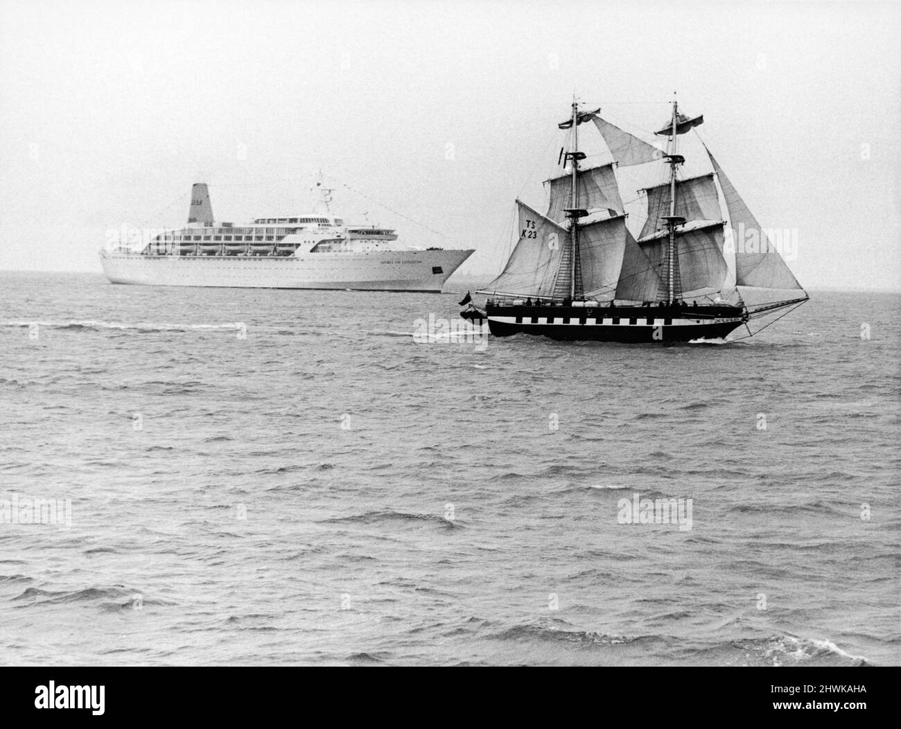 Zwei neue Schiffe auf der Solent, das neue Trainingsschiff 'Royalist' des Sea Cadet Corps und der Kreuzfahrtdampfer 'Spirit of London'.18.. Oktober 1972. Stockfoto