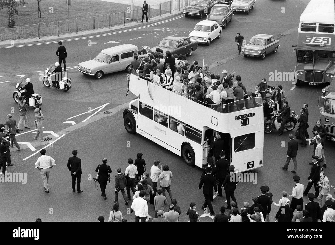 Ein triumpfender FC Chelsea, der nach dem Gewinn des Finals der Europameisterschaften 1971 im Pokalfinale 2-1 gegen Real Madrid im Karaiskakis-Stadion in Piräus, Griechenland, nach Hause zurückkehrt. Aufgenommen am Flughafen London Heathrow, 22.. Mai 1971. Stockfoto