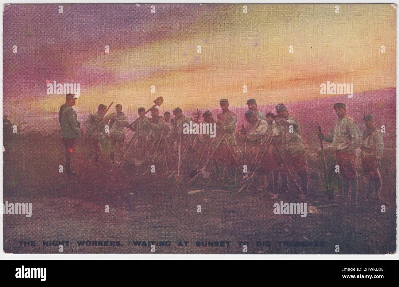 „Die Nachtarbeiter. Waiting at Sunset to Graben': Postkarte des Ersten Weltkriegs, die französische Soldaten zeigt, die mit Pik versammelt sind und darauf warten, mit dem Graben zu beginnen. Stockfoto