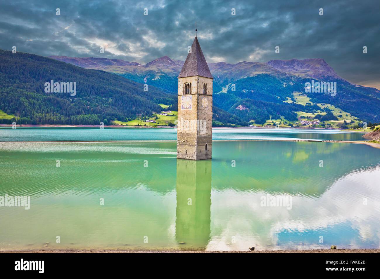 Untergetaucht Glockenturm von Graun Vinschgau oder Graun im Vinschgau am Reschensee Landschaftsansicht, Südtirol Region Italien Stockfoto