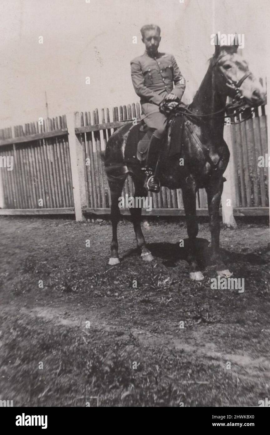 WW1 ungarischer Kavallerieoffizier montiert auf seinem Ross (Husar) Foto wahrscheinlich für ihre Familie Aufzeichnungen gemacht. 1/3 ZUSÄTZLICHE-RIGHTS-CLEARANCE-INFO-NOT-AVAILABLE Stockfoto