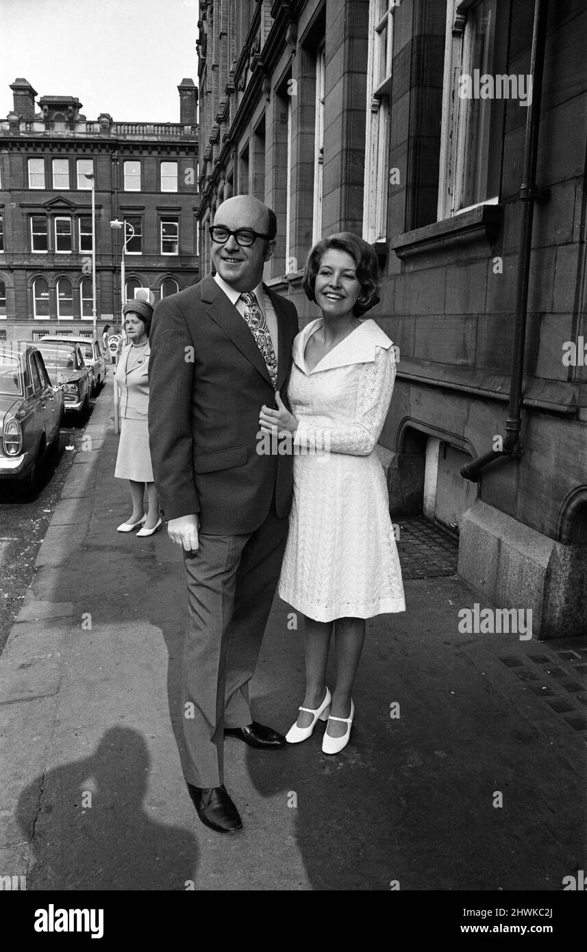 Die Schauspielerin Anne Reid heiratet Peter Eckersley im Jackson's Row Registry Office, Manchester. 22. Mai 1971. Stockfoto