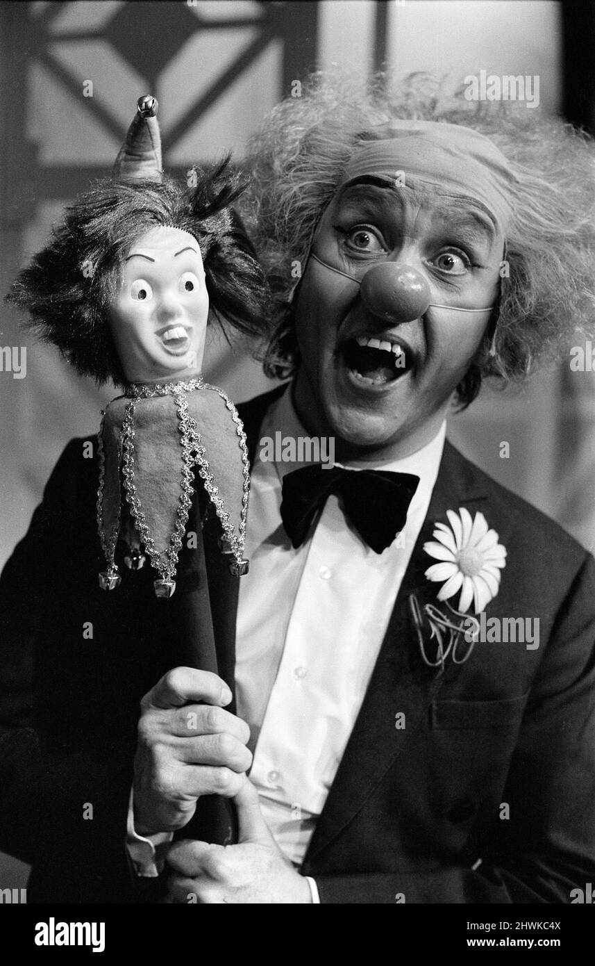 Ken Dodd, der Nuss von Knoty Ash, eröffnet seine ein-Mann-Show - Ha Ha - im Playhouse Theatre, Liverpool. 3.. April 1973. Stockfoto