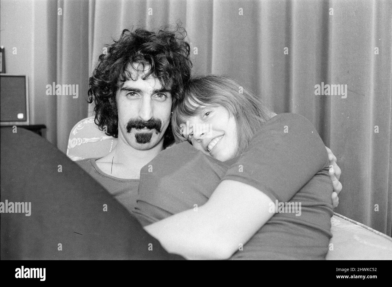 Frank Zappa. Amerikanischer Musiker, hier mit seiner Frau Gail in London. Bild aufgenommen am 8.. Januar 1971 Stockfoto