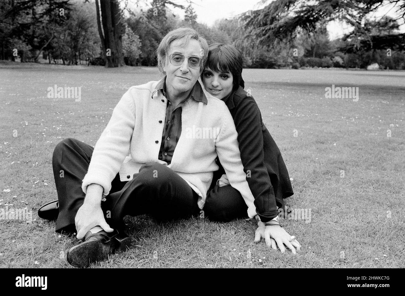 Das glückliche Paar, Liza Minnelli und Peter Sellers, fotografiert in den Shepperton Studios, sprach das Paar am Dienstag, den 22.. Mai 1973 über ihre Pläne zur Hochzeit. Stockfoto