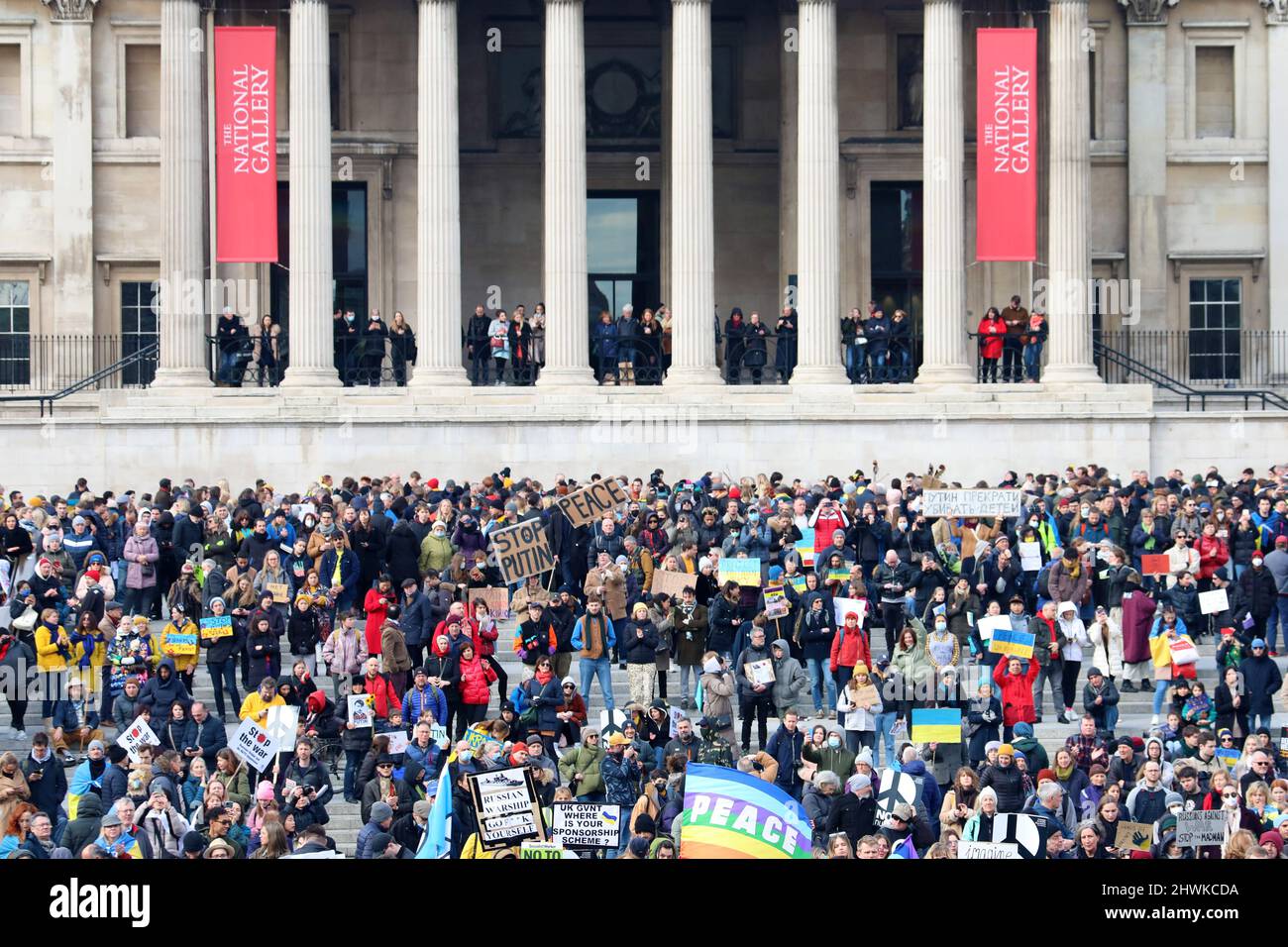 London, Großbritannien. 6. März 2022. Demonstranten zeigen Unterstützung für die Ukraine bei der Anti-Putin-Stop-the-war-Demonstration auf dem Trafalgar Square in London Quelle: Paul Brown/Alamy Live News Stockfoto