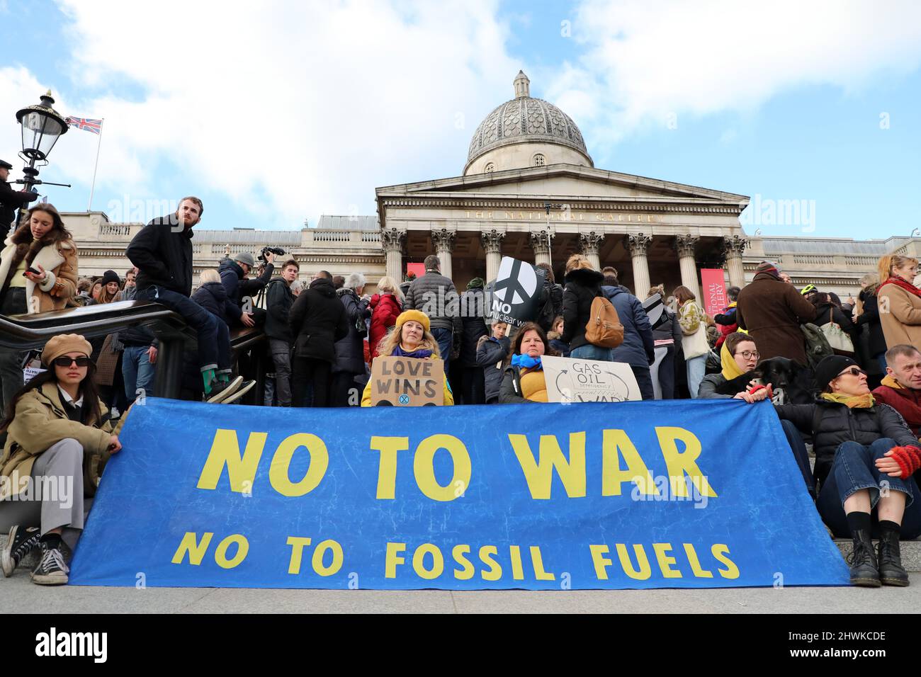 London, Großbritannien. 6. März 2022. Demonstranten zeigen Unterstützung für die Ukraine bei der Anti-Putin-Stop-the-war-Demonstration auf dem Trafalgar Square in London Quelle: Paul Brown/Alamy Live News Stockfoto