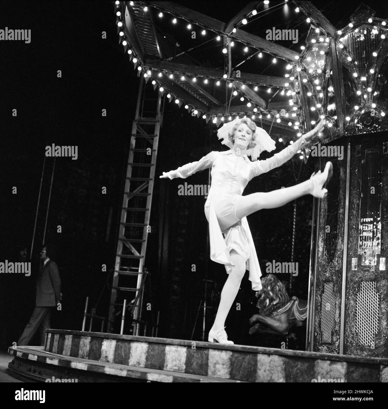 Die Threepenny Opera wird am 10.. Februar im West End im Prince of Wales Theatre eröffnet. Polly Peachum (Vanessa Redgrave) tanzt in ihrem Hochzeitskleid ein Solo, das sie am Trocadero abgeholt hat. 8.. Februar 1972. Stockfoto