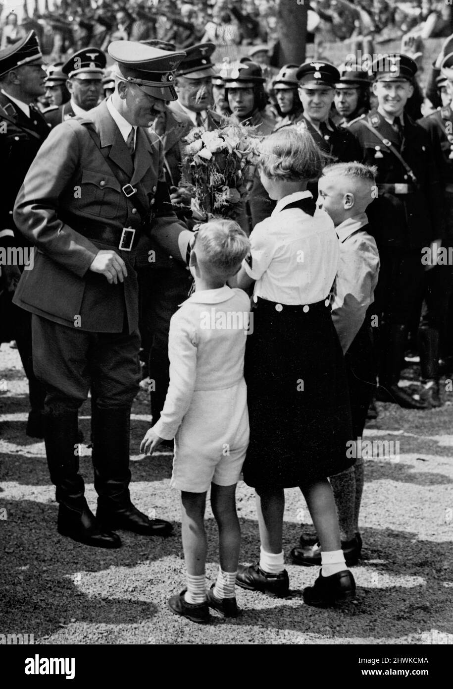 Kinder schenken Adolf Hitler nach seiner Ankunft auf dem Festspielort fallersleben Blumen. Grundsteinlegung Volkswagenfabrik 26. Mai 1938. Stockfoto