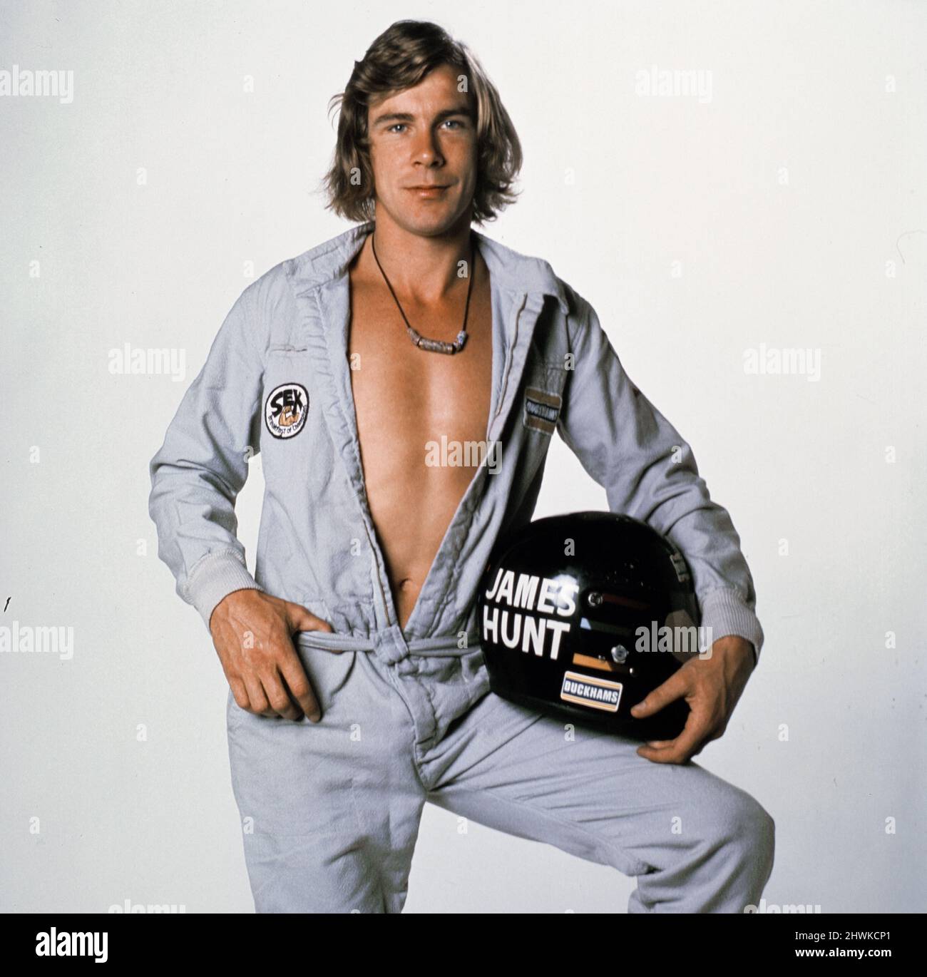James Simon Wallis Hunt (29. August 1947-15. Juni 1993) war ein britischer Rennfahrer aus England, der 1976 die Formel-1-Weltmeisterschaft gewann. Die oft actiongeladenen Heldentaten von Hunt auf der Strecke brachten ihm den Spitznamen „Hunt the Shunt“ ein. Nachdem er sich vom Fahren zurückzog, wurde Hunt Medienkommentator und Geschäftsmann.(Bild) Rennfahrer James Hunt posiert für ein Fotoshooting. Circa November 1973 Stockfoto