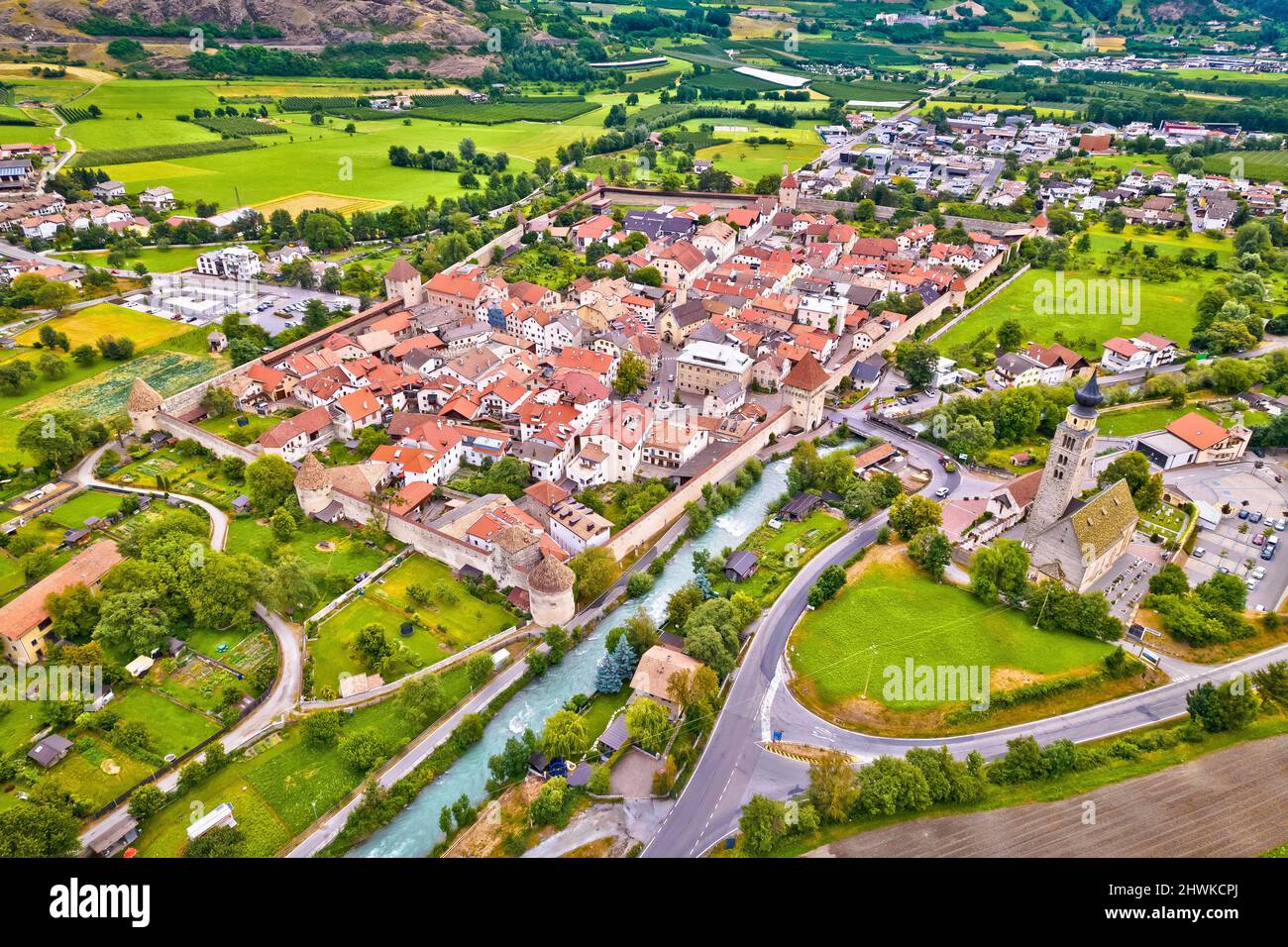 Befestigte Dorf Glurns oder Glurns im Vinschgau Luftbild. Region Trentino in Italien Stockfoto