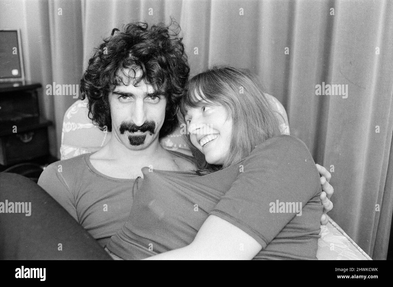 Frank Zappa. Amerikanischer Musiker, hier mit seiner Frau Gail in London. Bild aufgenommen am 8.. Januar 1971 Stockfoto