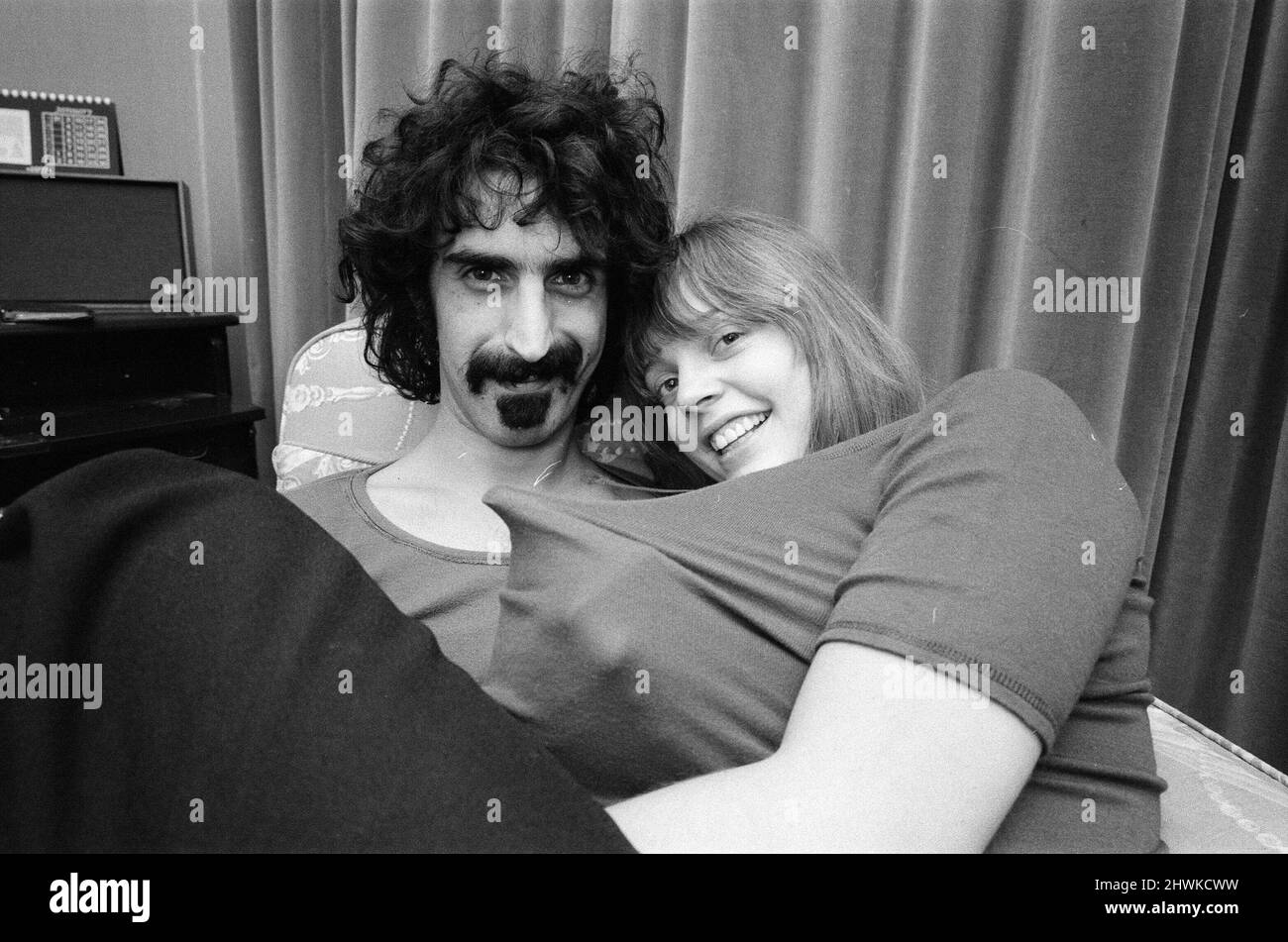 Frank Zappa. Amerikanischer Musiker, hier mit seiner Frau Gail in London. Bild aufgenommen am 8.. Januar 1971 Stockfoto