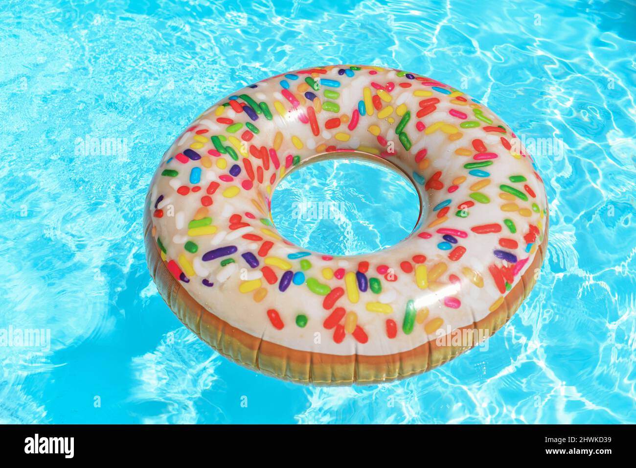 Aufblasbarer Ringdonut schwimmt im Pool Stockfoto