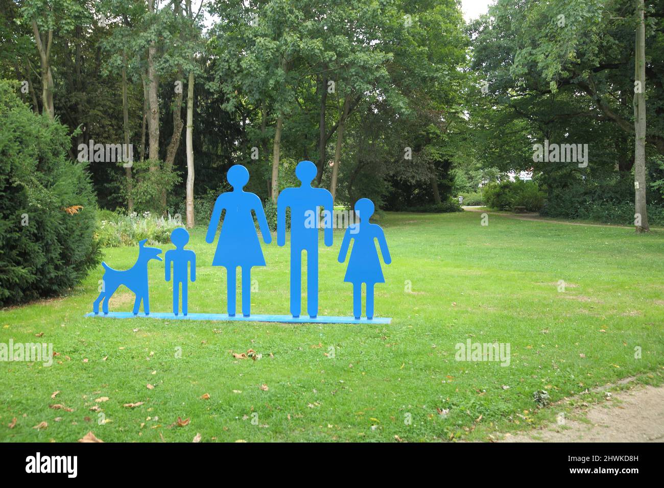Zweidimensionale Familienfiguren, Stadtpark in Rüsselsheim am Main, Hessen, Deutschland Stockfoto