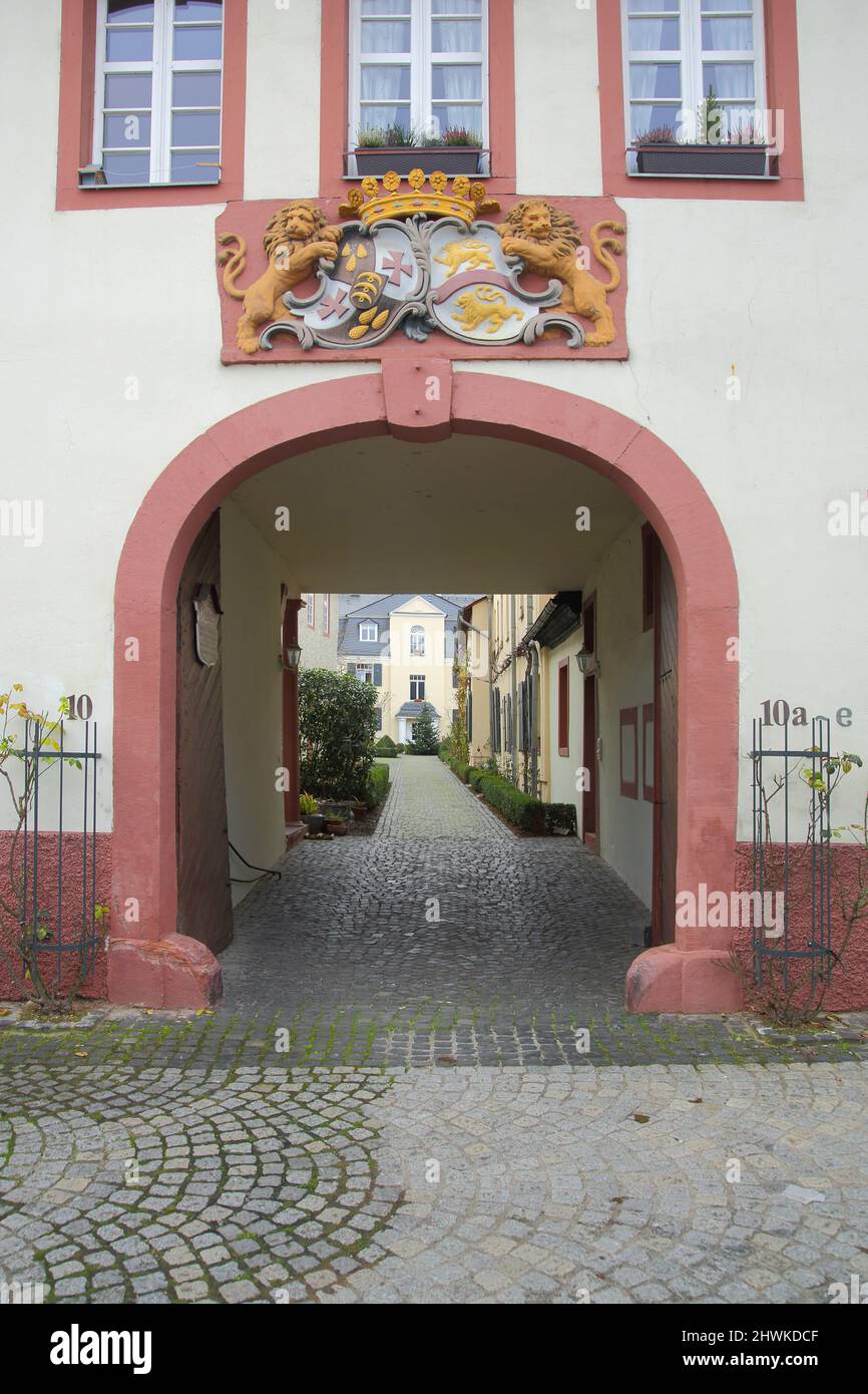 Stadt Im Rheingau Hessen Mit Fünf Buchstaben Eingang mit Wappen zum historischen Alten Adelshof in Walluf im