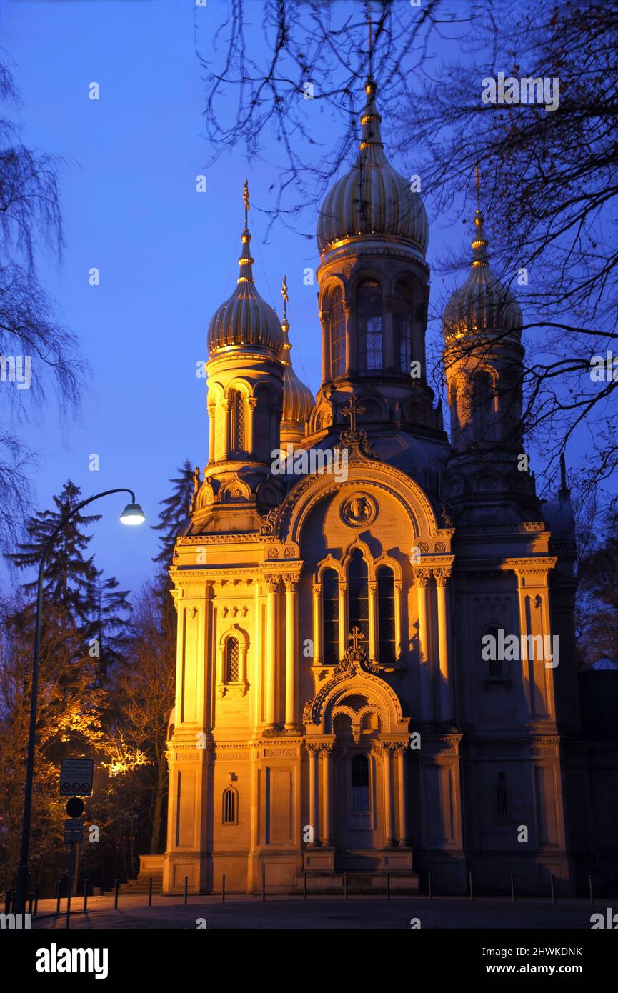 Russische orthodoxe Kirche in Neroberg, während der blauen Stunde, in Wiesbaden, Hessen, Deutschland Stockfoto