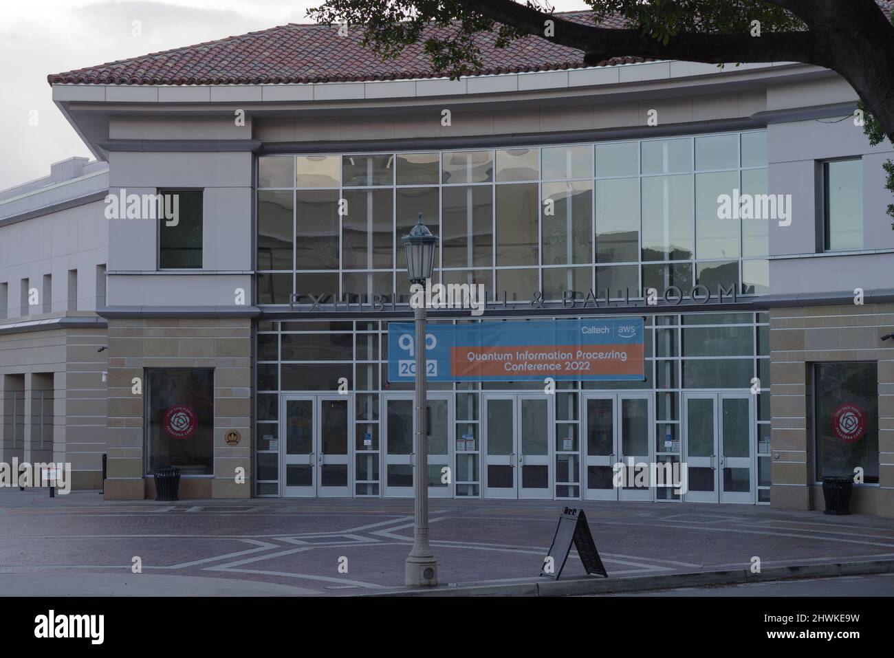 Pasadena, Kalifornien: Die Fassade des Ausstellungs- und Ballsaalgebäudes des Pasadena Convention Center. Stockfoto