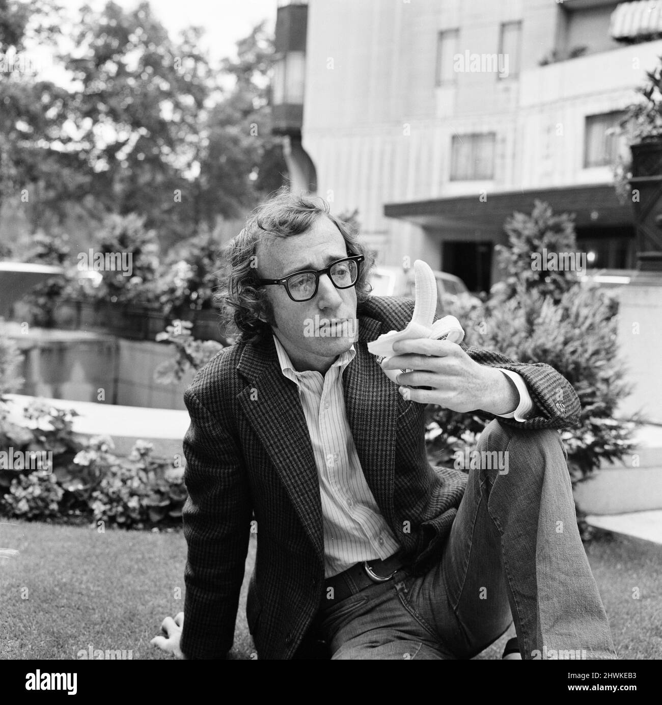 Woody Allen, Komiker, Schauspieler und Schriftsteller, in London, um für seinen neuen Film Bananas zu werben, der vor dem Dorchester Hotel, London, 21.. Juli 1971, abgebildet wurde. Stockfoto