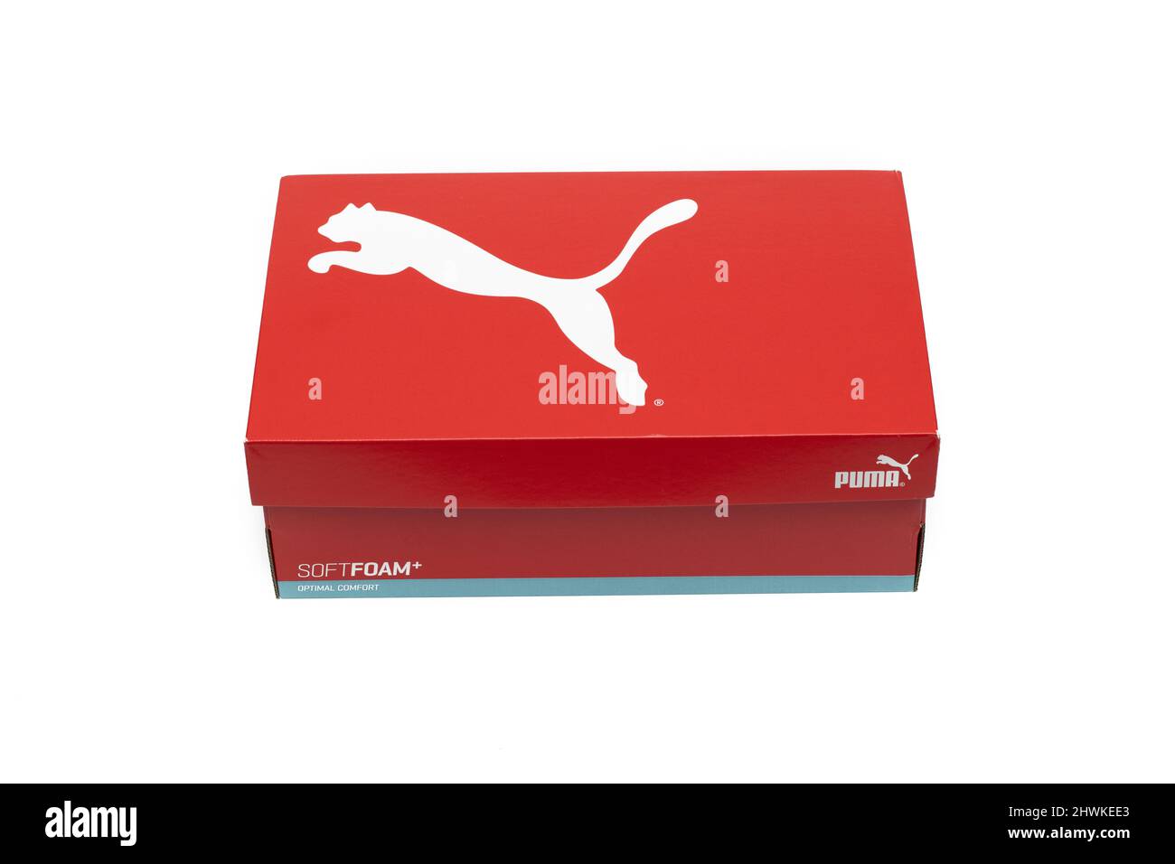 Huelva, Spanien; 3,6.2022: Schuhkarton der Marke Puma, rot Stockfotografie  - Alamy