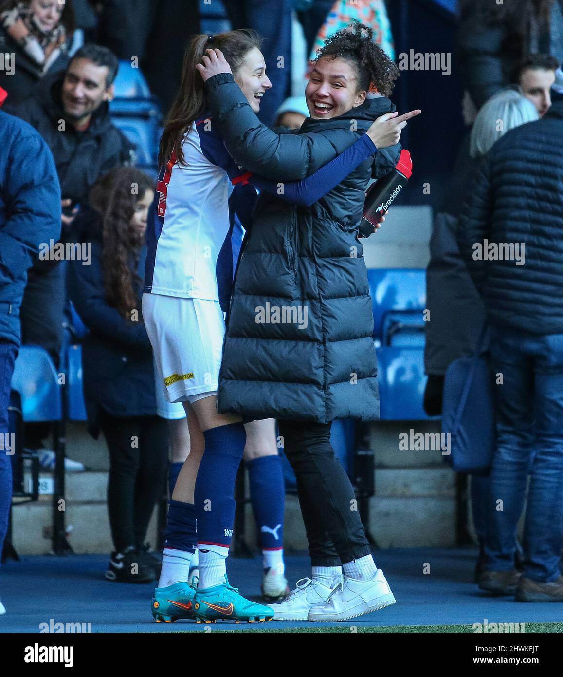 West Bromwich, Großbritannien. 06. März 2022. Isabel Green (24 West Bromwich Albion) feiert den Sieg mit einem Fan nach dem WNL-Spiel zwischen West Bromwich Albion und Derby County in den Hawthorns. Gareth Evans/SPP Kredit: SPP Sport Pressefoto. /Alamy Live News Stockfoto