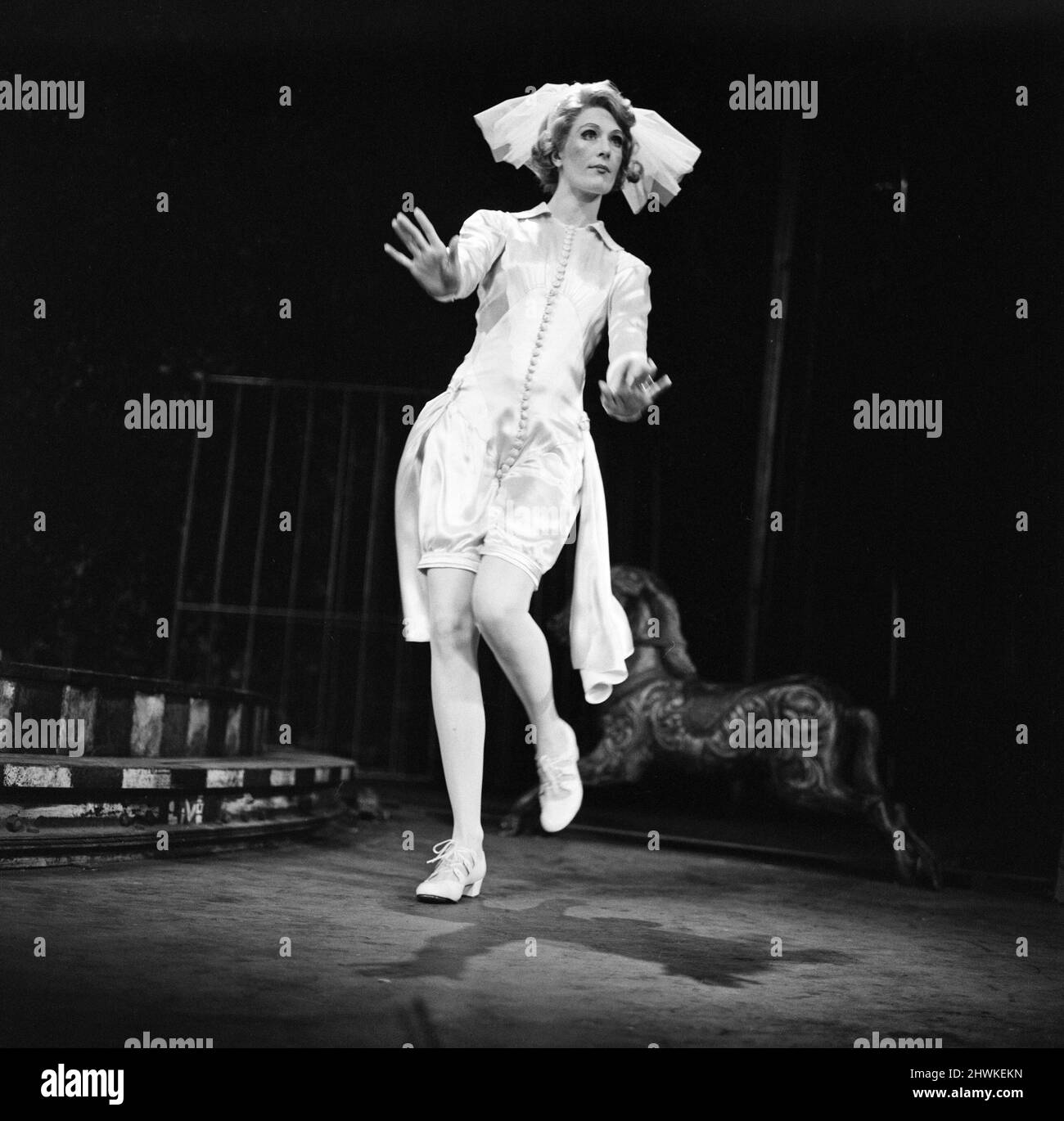 Die Threepenny Opera wird am 10.. Februar im West End im Prince of Wales Theatre eröffnet. Polly Peachum (Vanessa Redgrave) tanzt in ihrem Hochzeitskleid ein Solo, das sie am Trocadero abgeholt hat. 8.. Februar 1972. Stockfoto