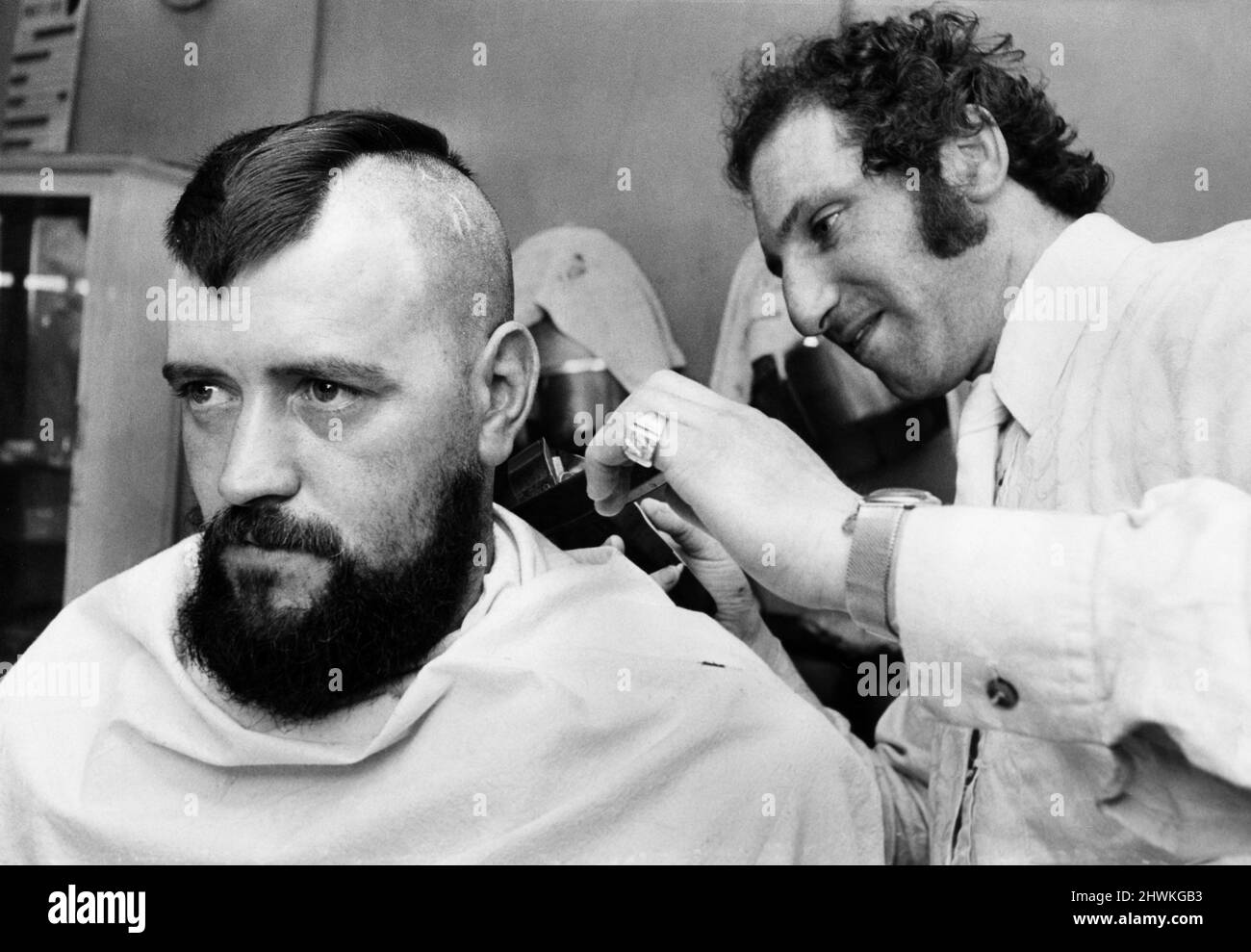 Daniel Ferran ein Gasfitter aus Glasgow bekommt einen mohican-Haarschnitt.29.. Mai 1972 Stockfoto