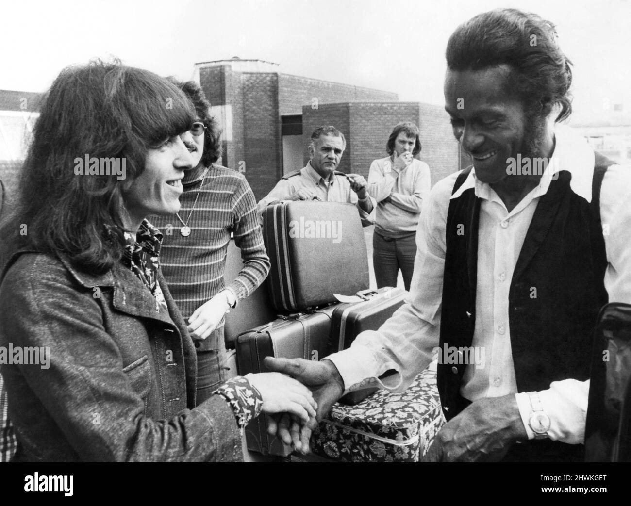 Am Samstag findet im Londoner Wambley Stadium eine Veranstaltung statt, die als „die größte Rock'n'Roll-Show, die jemals zusammengestellt wurde“ gefeiert wird. Die Show wird von beiden Seiten des Atlantiks aus mit Sternen besetzt sein. Einer der Darsteller wird Chuck Berry sein, der am Donnerstag aus Amerika hereingeflogen ist. Auf dem Londoner Flughafen Heathrow hatte Chuck eine Chance, sich mit Bill Wyman von den Rolling Stones zu treffen, der auf der Durchreise war. Chuck Berry (rechts) trifft Rolling Stone Bill Wyman in Heathrow. August 1972 P020628 Stockfoto