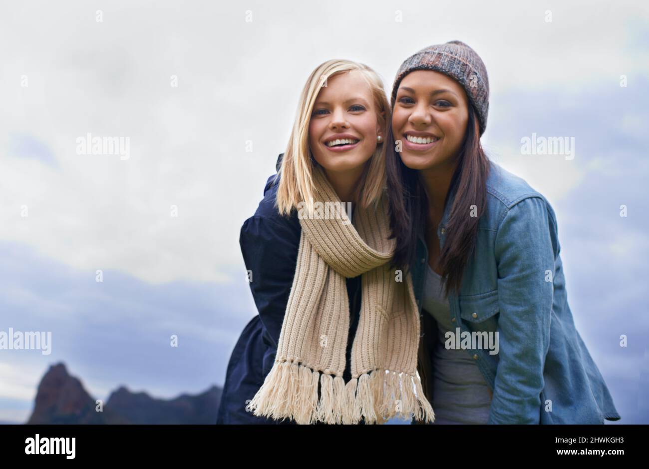Halten Sie an, um die Aussicht zu genießen. Zwei junge Frauen, die draußen lachen. Stockfoto