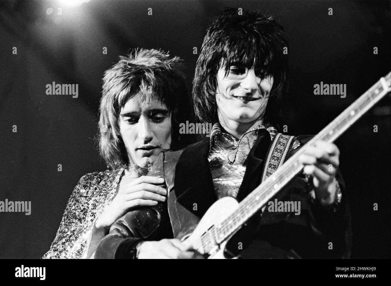 The Faces mit Rod Stewart treten am Samstag, dem 12. 1972. August, beim Reading Festival auf. Das Bild zeigt Gitarrist Ronnie Wood und Leadsänger Rod Stewart The Faces headlined die zweite von drei Nächten des damals 12. National Jazz, Blues & Rock Festivals, das in der Richfield Avenue stattfand. Reading, Berlin, Freitag, 11.., Samstag, 12.. Und Sonntag, 13.. The Faces schlossen ihr Set mit „Maggie May“ ab, und das Wochenendevent beinhaltete andere Acts wie Genesis, Elkie Brooks und Robert Palmer, dann in Essig Joe, Mungo Jerry und Status Quo. Die Gesichter waren Rod Stewart (Lead Stockfoto