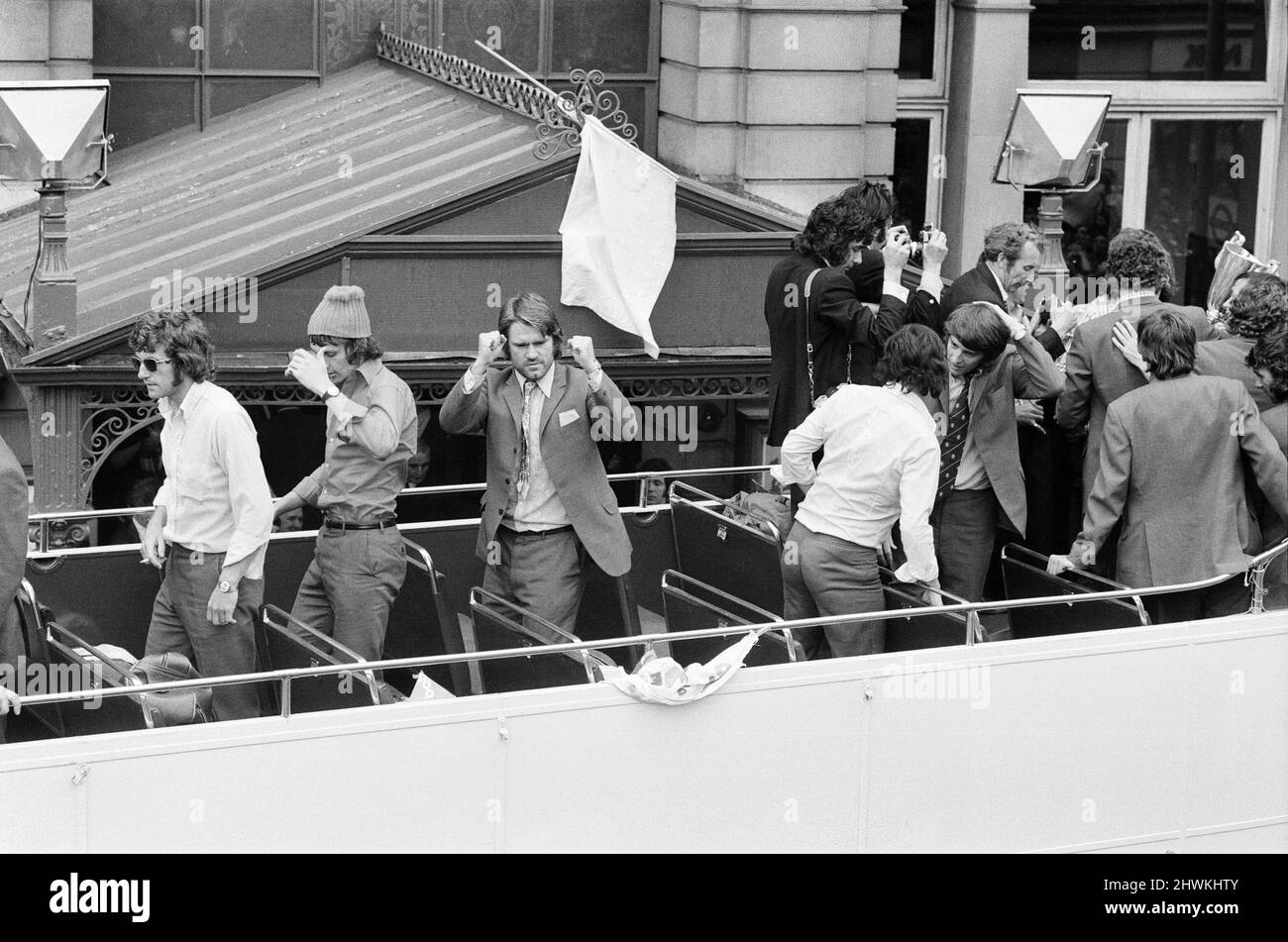 Ein triumpfender FC Chelsea, der nach dem Gewinn des Finals der Europapokal-Sieger 1971 im Jahr 2-1 gegen Real Madrid in Piräus, Griechenland, nach Hause zurückkehrt. Abgebildet während der Victory Parade, Fulham, London, 22.. Mai 1971. Stockfoto