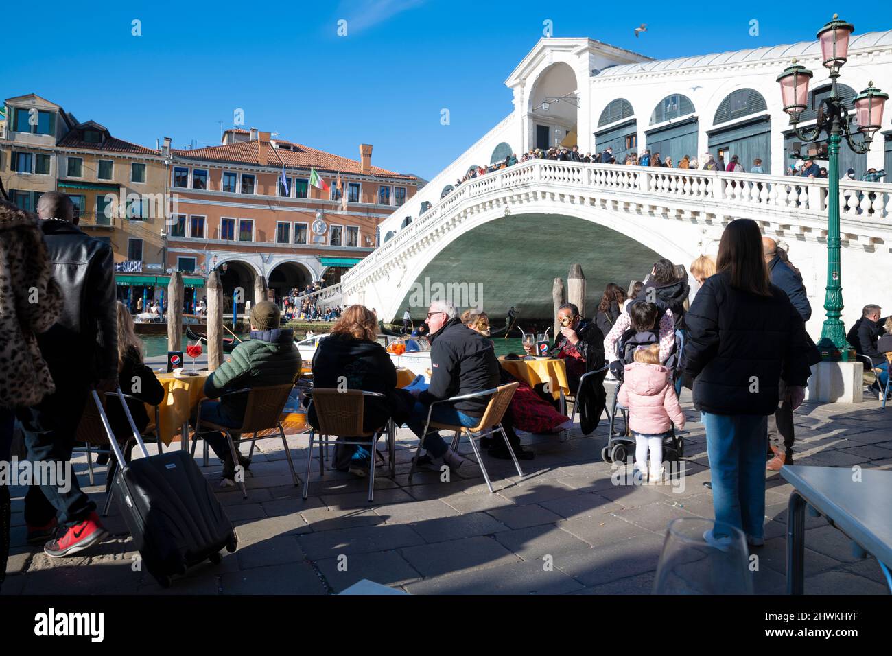 Rialtobrücke und Sitzgelegenheiten im Freien Stockfoto