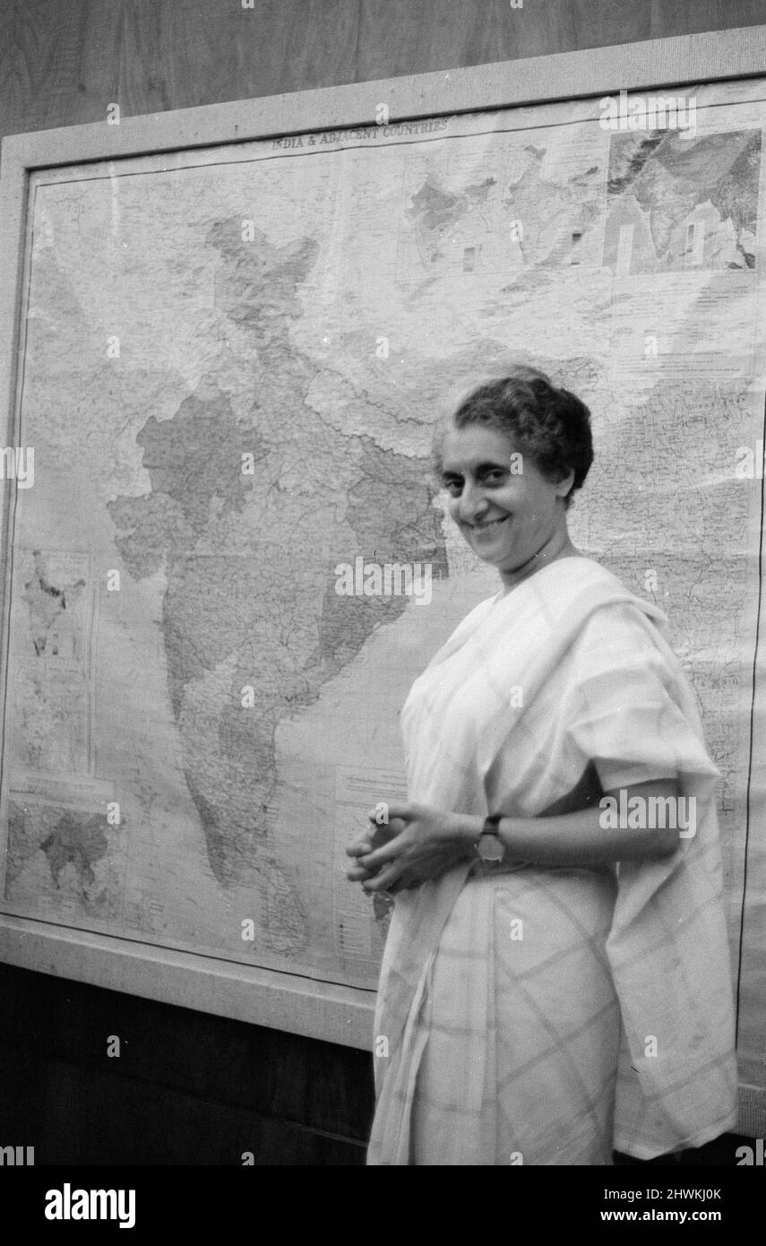 Indira Gandhi, Premierministerin von Indien, fotografiert in ihrem Büro im indischen Parlament in Neu-Delhi.4.. Juli 1971. Stockfoto