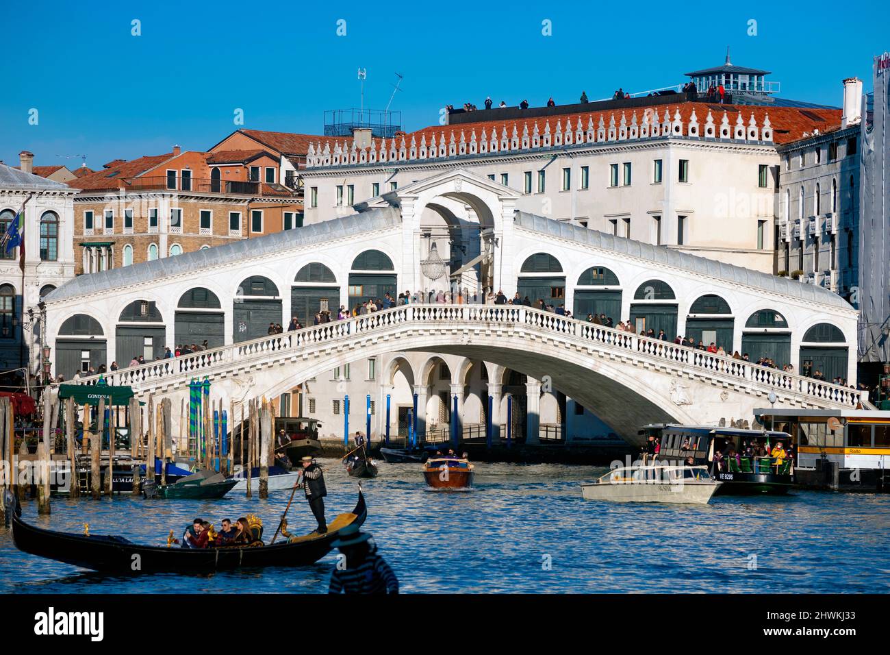 Rialtobrücke und Sitzgelegenheiten im Freien Stockfoto