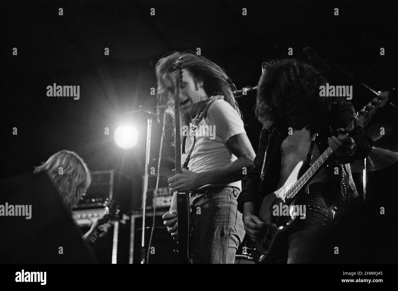 Status Quo treten beim Reading FestivalAm Samstag, dem 25.. August 1973 auf. Bild zeigt Rick Parfitt (links) und Francis Rossi (Mitte) und Bassist Alan Lancaster (rechts) das Festival wurde damals als das dreizehnte National Jazz ,Blues and Rock Festival bezeichnet und fand in der Richfield Avenue, Reading, in der Stadt, statt. Bild aufgenommen am Samstag, 25.. August 1973 Stockfoto