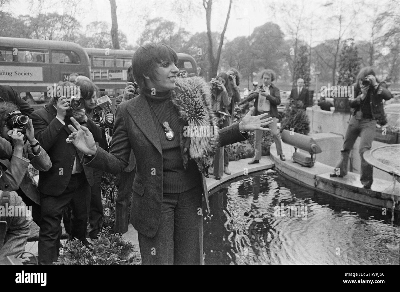 Liza Minnelli , Schauspielerin und Sängerin, abgebildet im Dorchester Hotel in London. Liza spielte gestern Abend eine Show im Rainbow Theatre im Finsbury Park, North London. Sonntag, 13.. Mai 1973. Erst im letzten Jahr, 1972, spielte Liza im Filmkaberett. Liza ist von Fotografen umgeben, die lächeln und ihre Zeit in London kommentieren. Bild aufgenommen am Montag, 14.. Mai 1973 Stockfoto