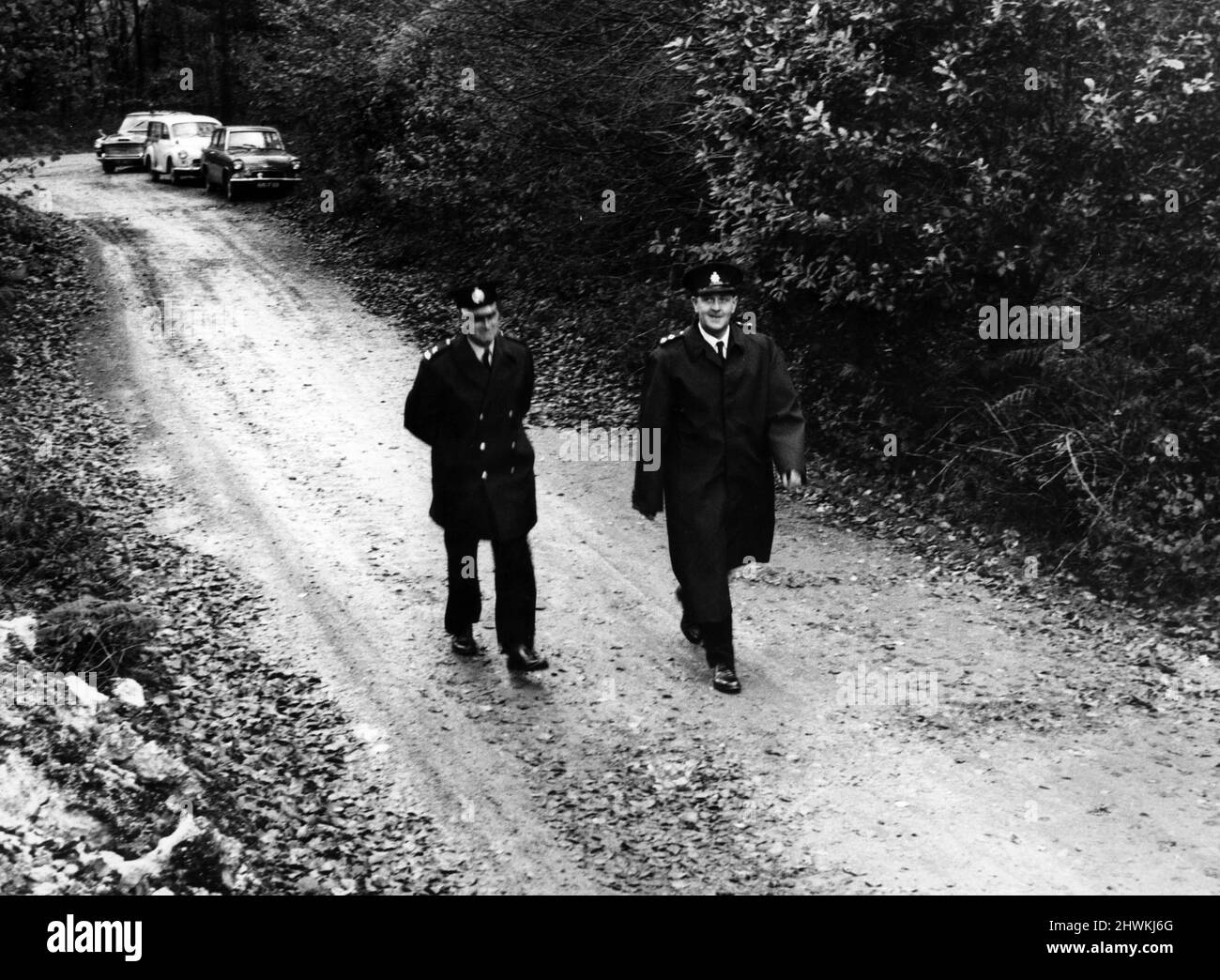 Die Samstagabend-Strangler, 1973. September. Die 16-jährigen Geraldine Hughes und Pauline Floyd werden am Sonntag, dem 16.. September 1973, in Llandarcy ermordet aufgefunden. Das Verbrechen würde fast 30 Jahre lang ungelöst bleiben. Detective Chief Inspector Paul Bethell besprach den kalten Fall im Jahr 2000. Im Laufe von drei Jahren wurde er der erste Detektiv, der einen Mörder durch die DNA seines Sohnes identifiziere, der erste, der ein Verbrechen aufklärte, das seit fast 30 Jahren ungelöst war, der erste, der jemals einen Serienmörder exhumiert hat, um seine Identität zu beweisen. Unser Bild zeigt Inspektor Jones (rechts) am Tatort, Montag, 1 Stockfoto