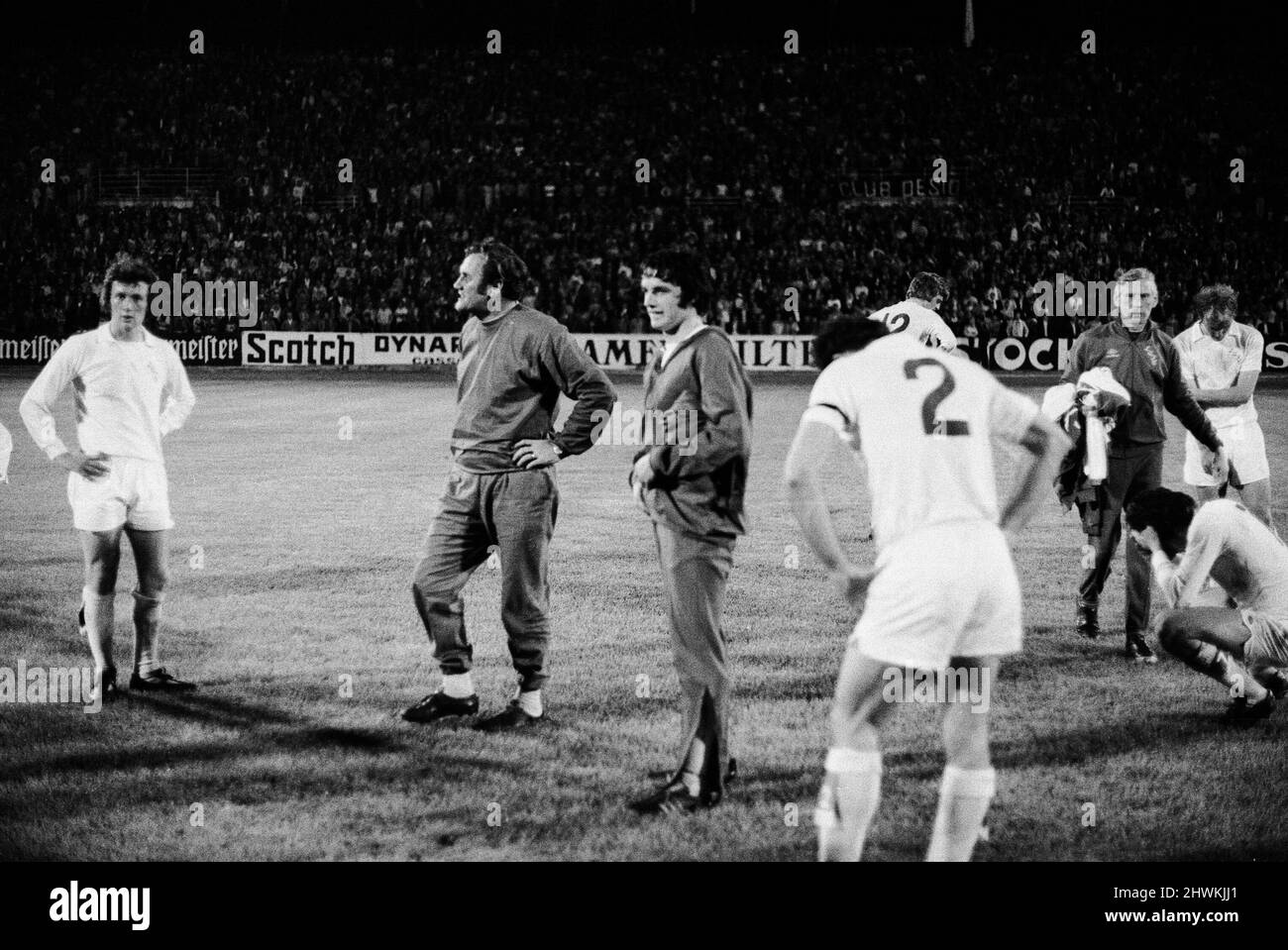 Finale des Europapokal der Pokalsieger 1973 im Kaftanzoglio-Stadion in Thessaloniki, Griechenland. AC Milan 1 / Leeds United 0. Während des Spiels hatten Leeds Tore nicht erlaubt, mehrere Strafeinsprüche wurden abgelehnt und ein Spieler, der vom griechischen Schiedsrichter Christos Michas geschickt wurde, verlor das Spiel durch einen indirekten Freistoß, der direkt genommen wurde. Michas wurde später wegen Spielabsprachen vor einem griechischen Gericht verurteilt und mit einer Geldstrafe belegt, ins Gefängnis geschickt und von der UEFA lebenslang vom Schiedsgerichtsverfahren ausgeschlossen. Bild zeigt: Leeds-Manager Don Revie mit seinen niedergeschlagenen Spielern beim Schlusspfiff. 16. Mai 1973. Stockfoto