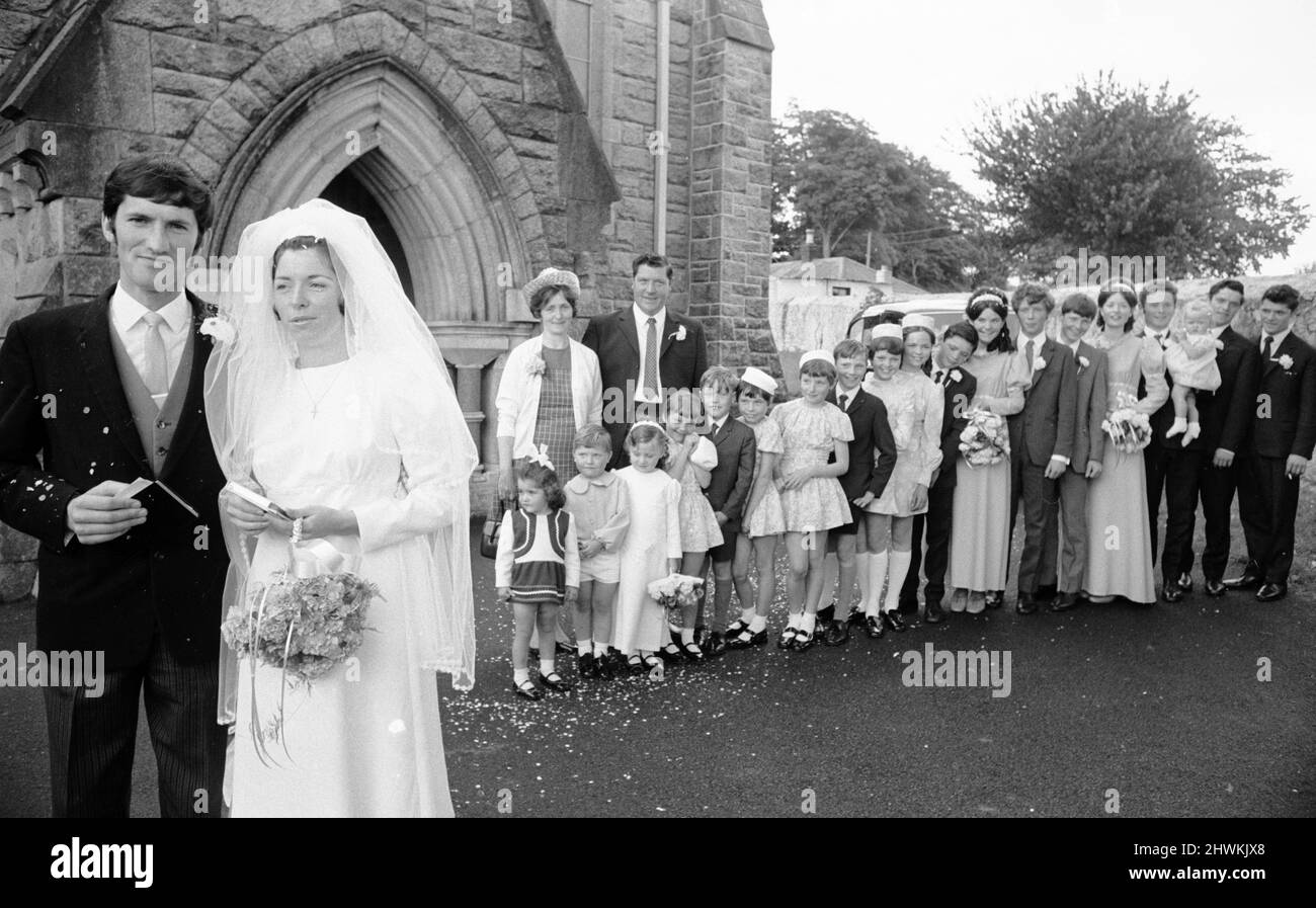 Hochzeit Der Familie Finn Im August 1971. Betty Finn 22 Weds Dermot Healey 27, abgebildet vor der Kirche in Bohernabree, County Dublin, Irland. Betty ist das älteste Kind der stolzen Eltern John Finn & Gertrude Finn, die 19 weitere Kinder haben, von den Zwillingen Patrick Finn & Martin Finn im Alter von 21 bis Linda Finn im Alter von 12 Monaten. Die jüngste Tochter Gertrude Finn, 1 Wochen alt (nicht abgebildet), befindet sich jedoch noch im Krankenhaus und konnte die Hochzeit nicht feiern. *** Ortsüberschrift *** Linda Stockfoto