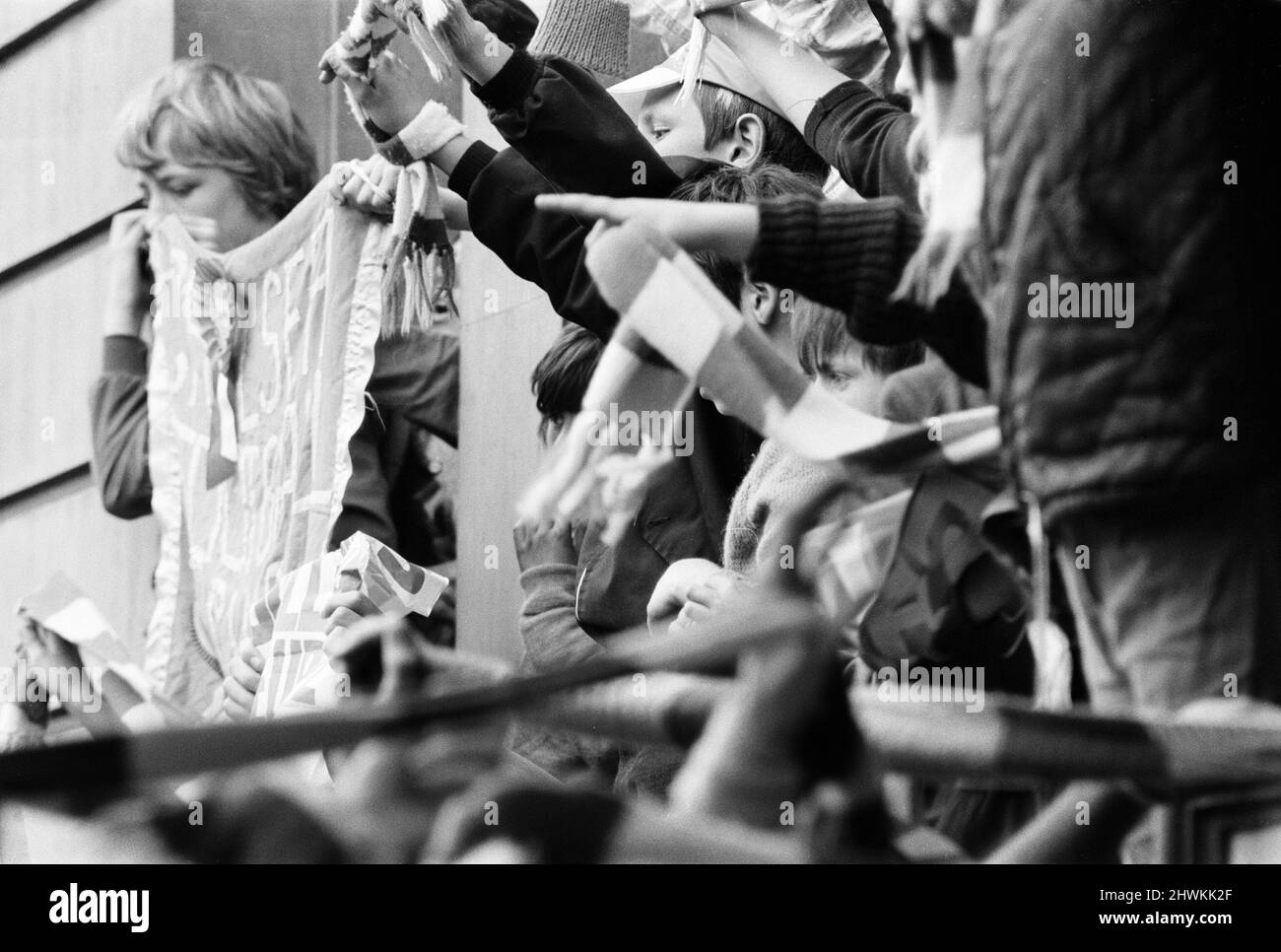 Ein triumpfender FC Chelsea, der nach dem Gewinn des Finals der Europapokal-Sieger 1971 im Jahr 2-1 gegen Real Madrid in Piräus, Griechenland, nach Hause zurückkehrt. Abgebildet während der Victory Parade, Fulham, London, 22.. Mai 1971. Stockfoto