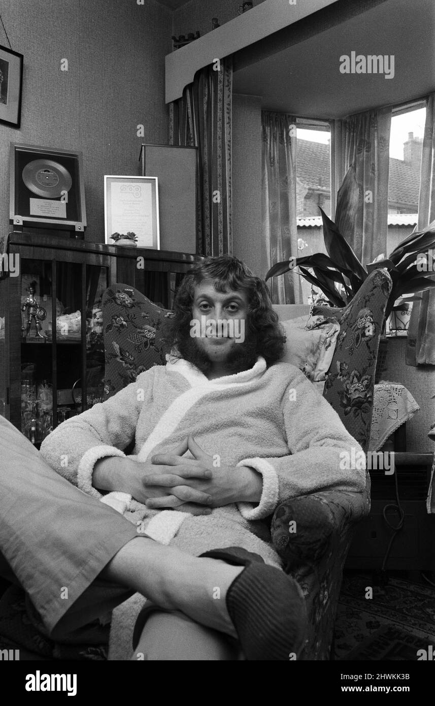 Fit kämpfen und loslegen - das war Popstar Noddy Holder, Sänger von Slade, der sich nach seiner Entlassung aus dem East Birmingham Hospital in seinem Elternhaus in Walsall erholte. Noddy brach mit schweren Rückenschmerzen am Flughafen Birmingham zusammen, als die Gruppe kurz vor dem Start einer einmonatigen Europatour ein Flugzeug nach Belgien erwischen wollte. 27.. Oktober 1973. Stockfoto
