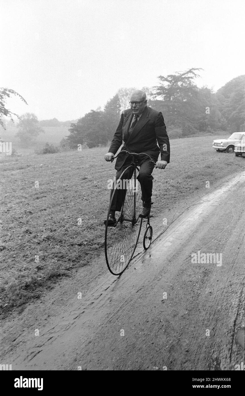 Philip Yorke macht auf einem Penny Farthing eine Reise durch das Gelände seines Hauses. Seit fünf Jahren versucht er, sein Familienhaus zu verschenken, und jetzt hat der National Trust beschlossen, das Haus voller unbezahlbarer Schätze zu nehmen, darunter das Penny Farthing, Erdig Hall, Wrexham, North Wales, 29.. Mai 1973 Stockfoto