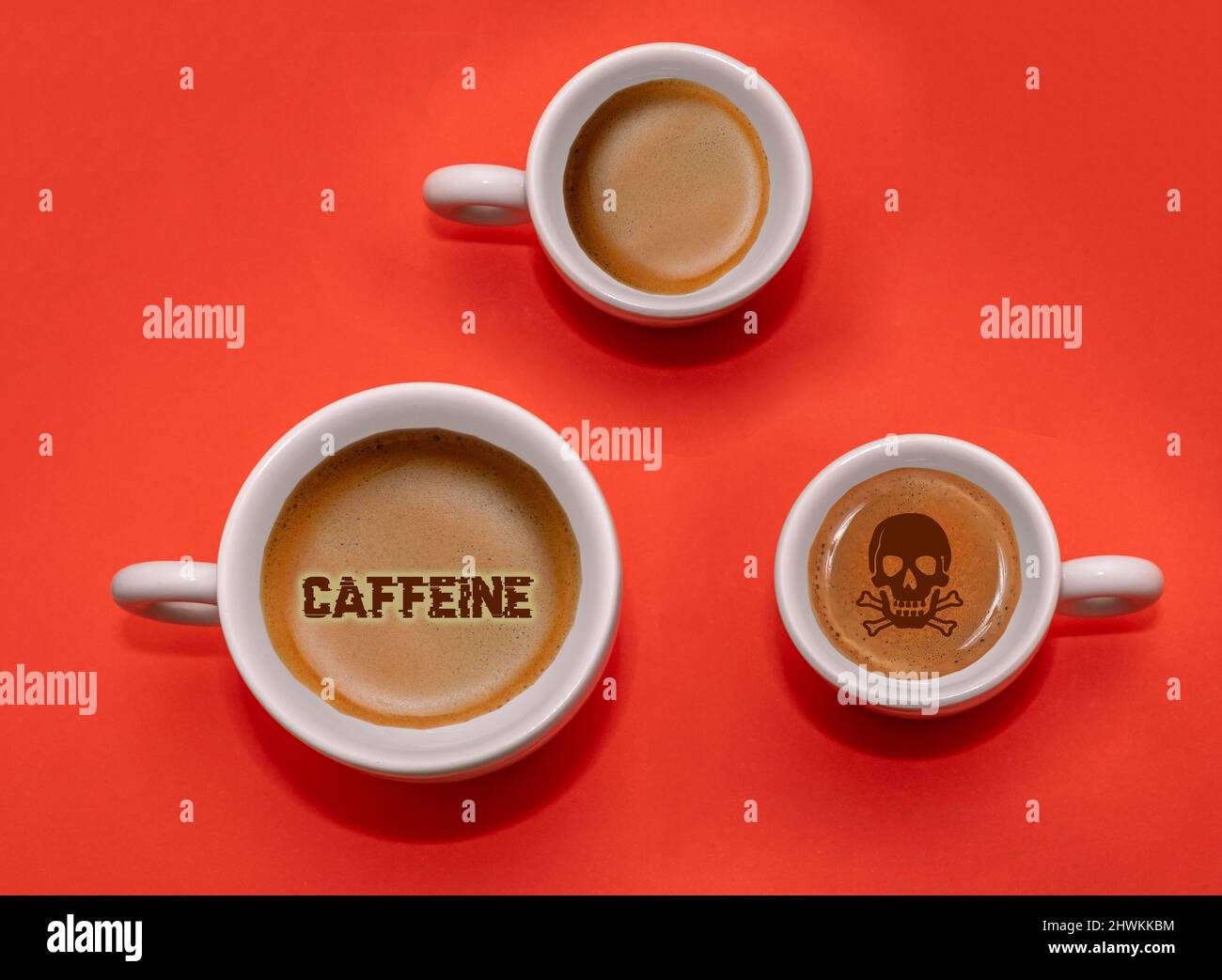 Espresso-Kaffee in Keramikbechern mit Konzept-Botschaften über die Gesundheit des Trinkens von Koffein Stockfoto