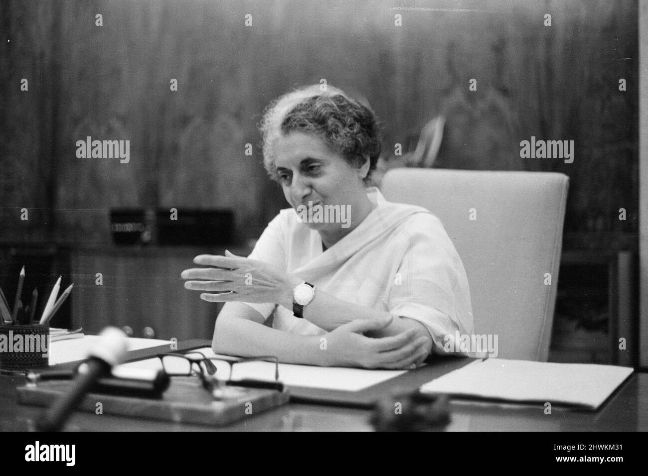Indira Gandhi, Premierministerin von Indien, fotografiert in ihrem Büro im indischen Parlament in Neu-Delhi.4.. Juli 1971. Stockfoto